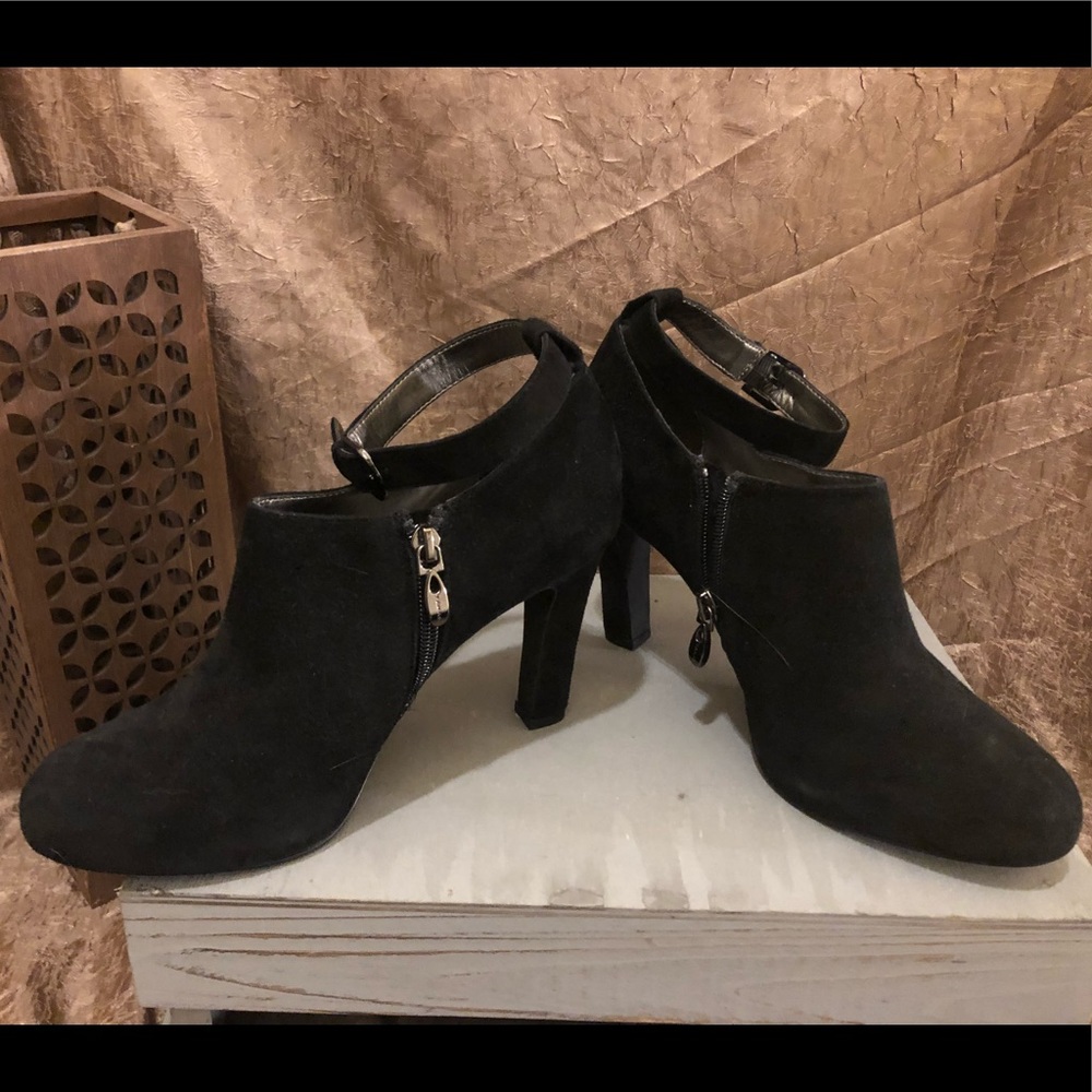 Tahari Sabia Bootie in Black Size 8